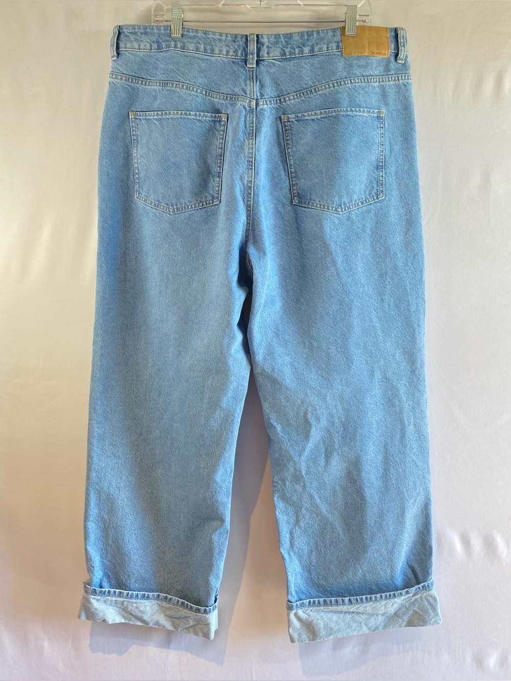 ASOS DESIGN Loose Jean with Deep Turn Up Cuff, Pale Wash, size 16 - Picture 4 of 9